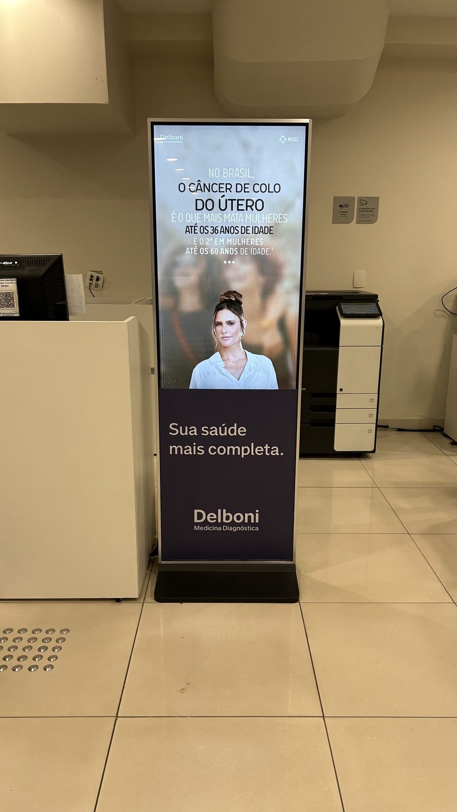 Totem LabDOOH com campanha de prevenção ao câncer de colo do útero, parceria Delboni e MSD