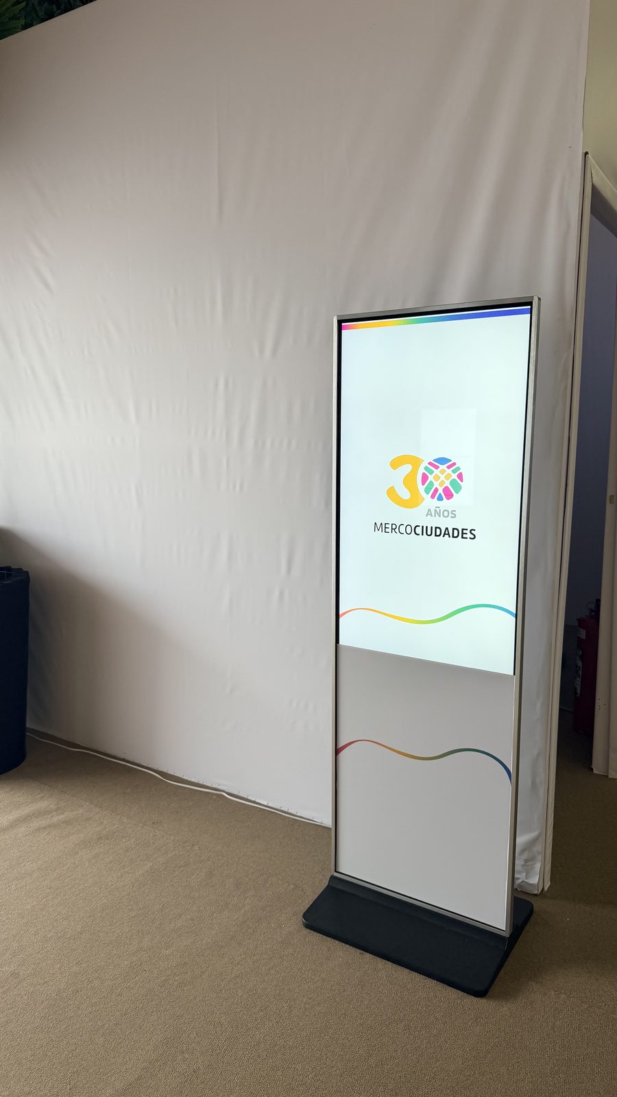 Totem com identidade visual Mercociudades 30 anos