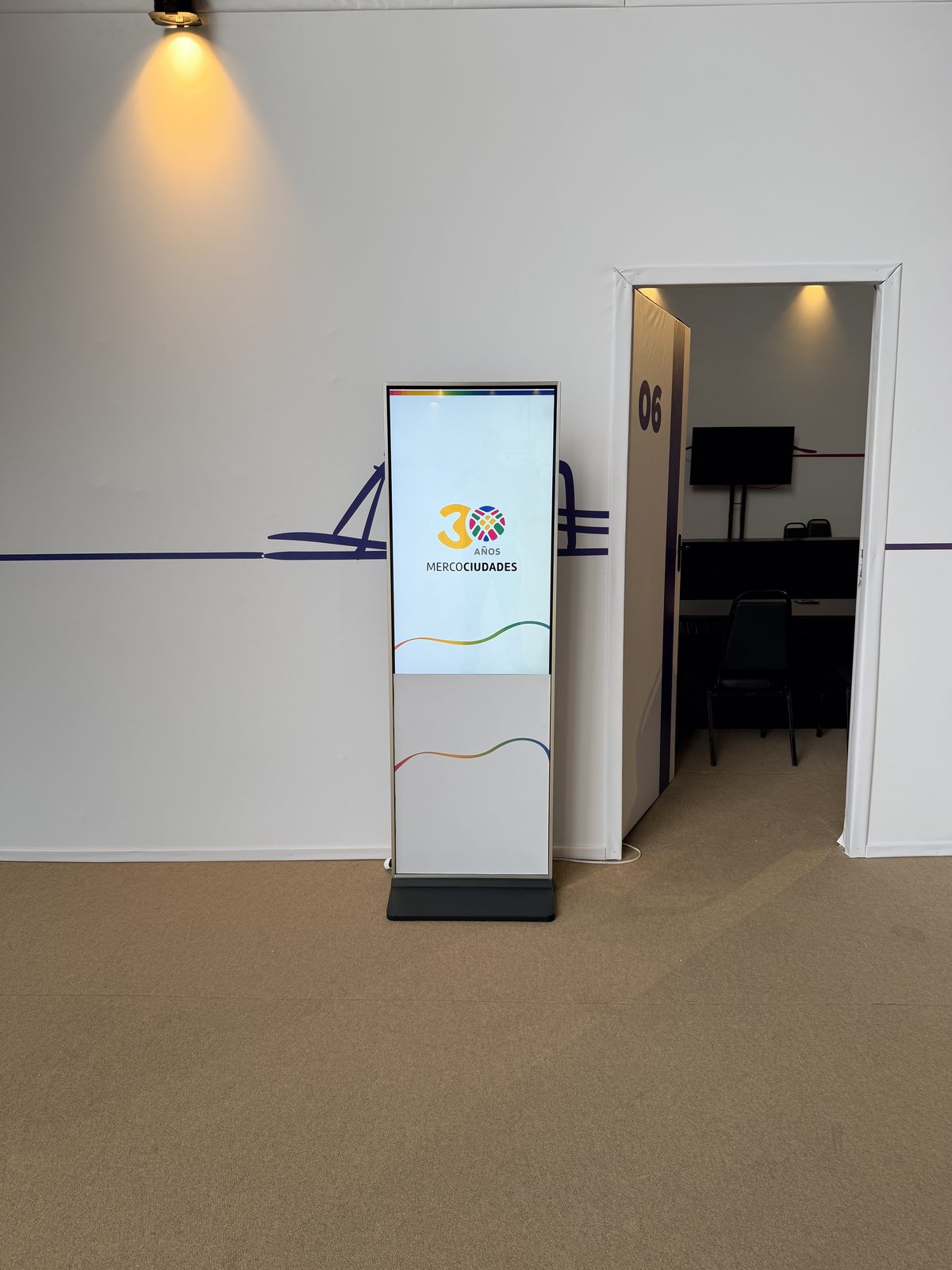 Totem em corredor de evento
